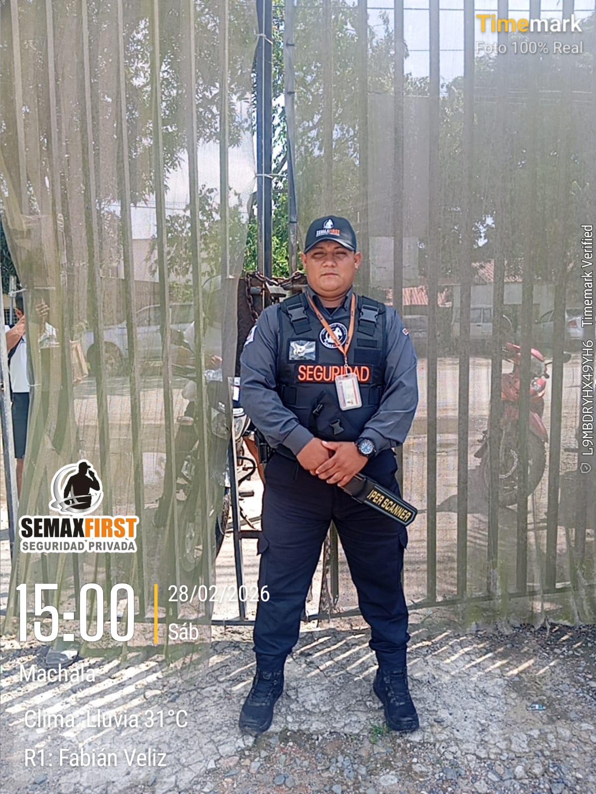 Oficial Semaxfirst Cía. Ltda. en control de accesos de evento con detector manual
